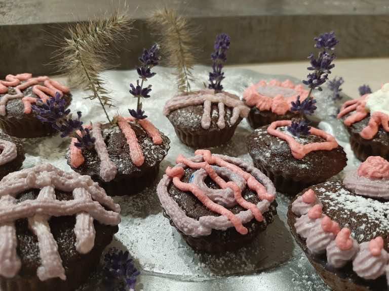 Wilgotne babeczki czekoladowe z cukinią i kremem