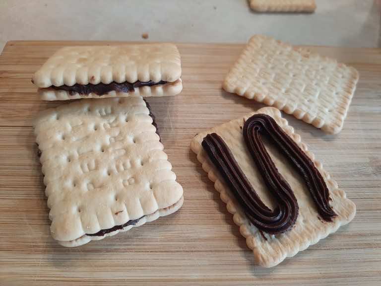 Ciastka z kremem czekoladowym