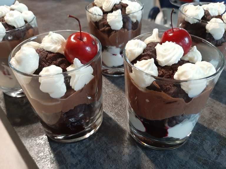 Deser z kremem czekoladowym i ciastkami