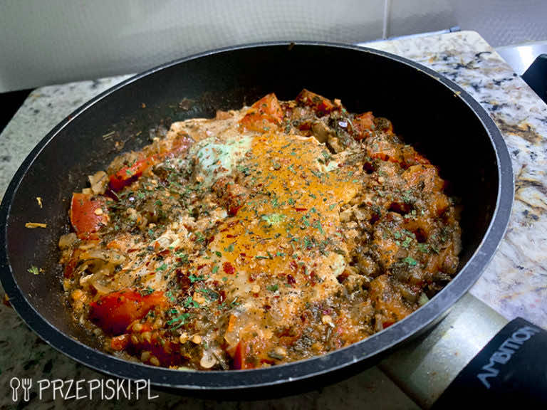 Szakszuka z pomidorem i cebulką