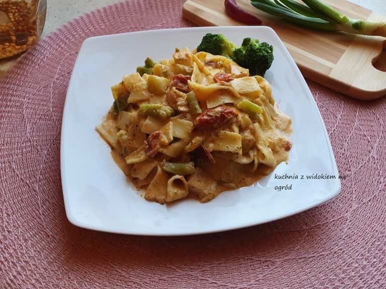 Makaron z brokułem i suszonymi pomidorami w sosie mascarpone