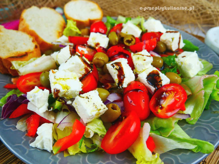 Śródziemnomorska sałatka z fetą i oliwkami