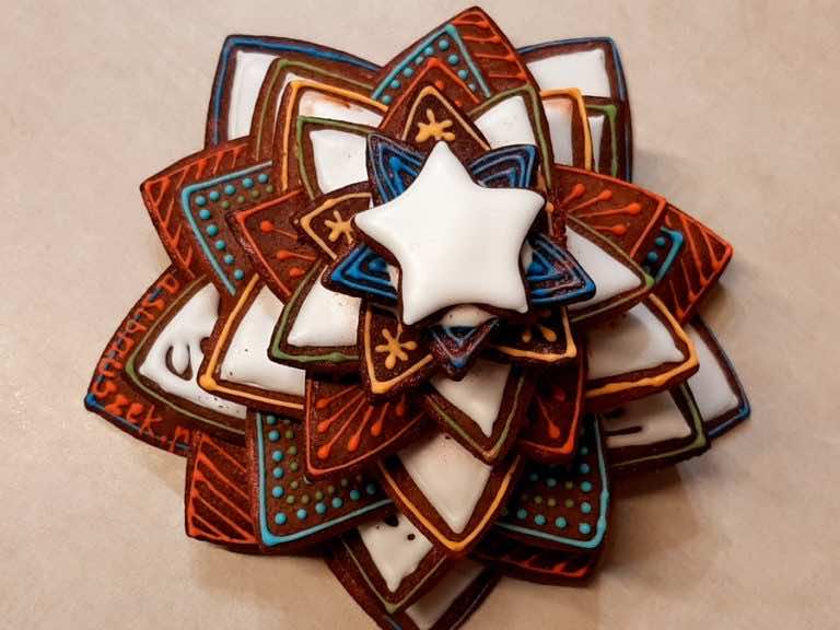 Choinka z piernika z kolorowym wzorkiem