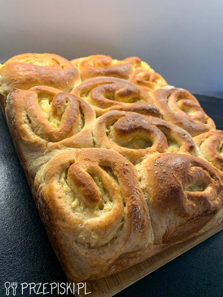 Drożdżówka z budyniem i jabłkiem