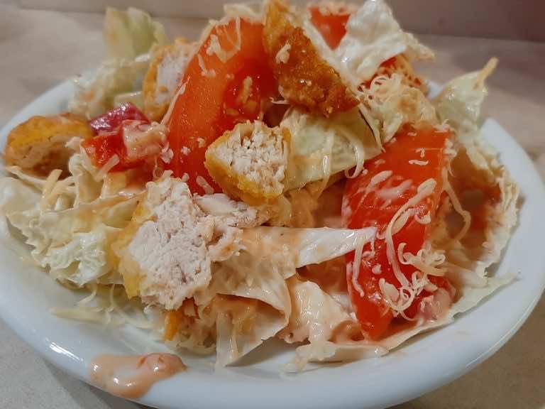 Sałatka z panierowanym kurczakiem i żółtym serem