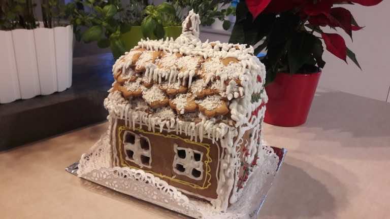 Wegański lukier królewski do domku z piernika i zdobienia ciastek