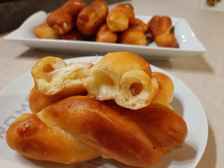 Zakręcone pączki z mozzarellą