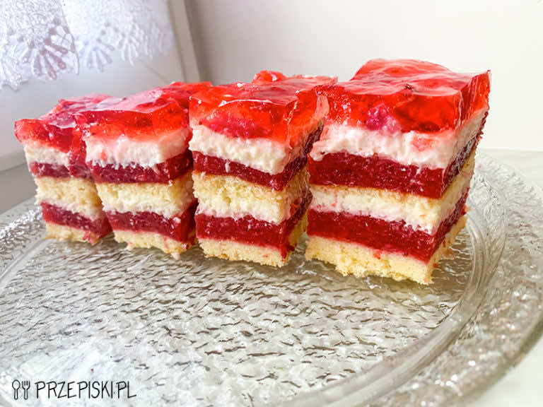 Lekkie Ciasto z Mrożonymi Truskawkami i Masą Budyniową