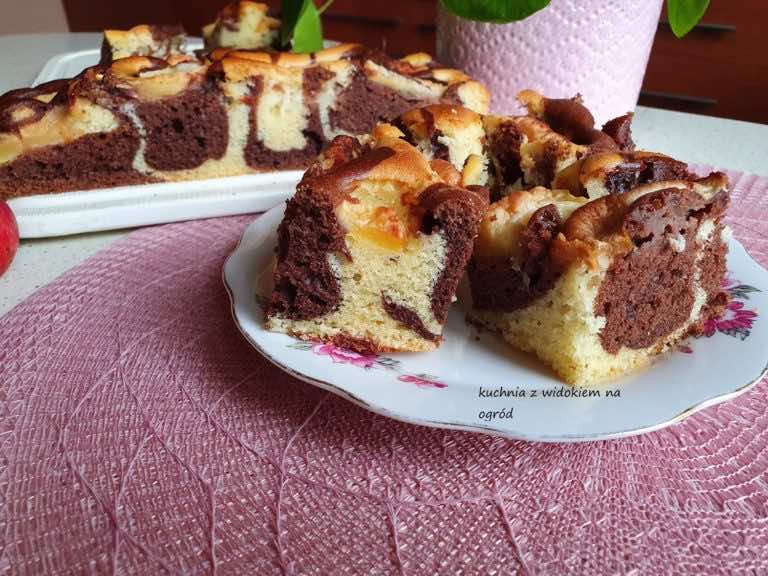 Dwukolorowe ciasto z jabłkami