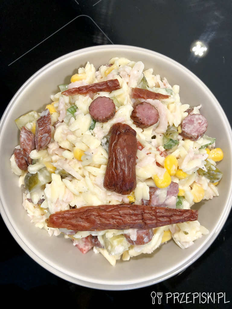 Sałatka z Makaronem Ryżowym i Kabanosem