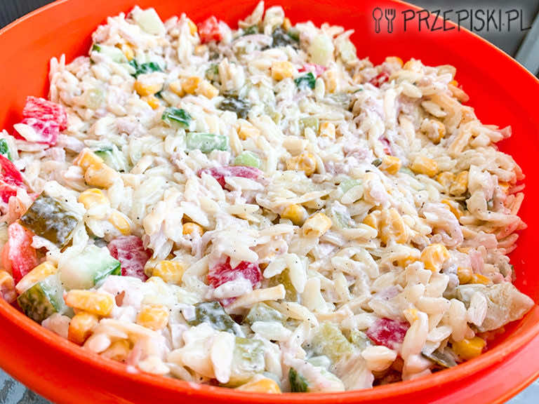 Sałatka z Makaronem Ryżowym Orzo