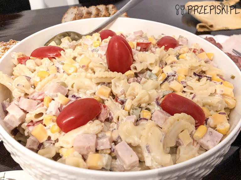Sałatka z makaronem, szynką i papryką
