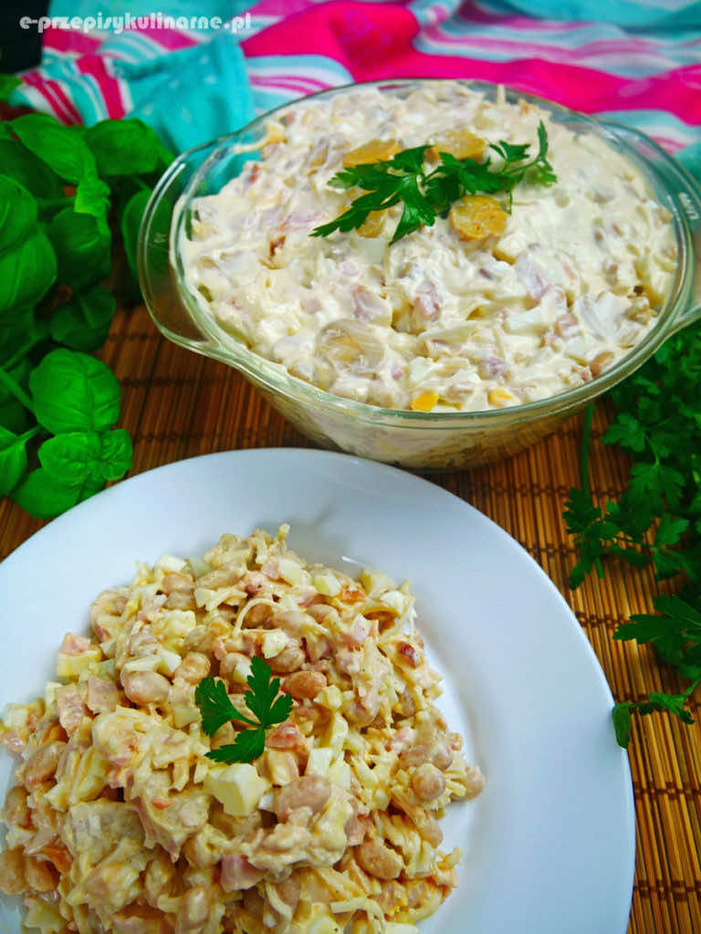 Sałatka z wędzonym kurczakiem i marynowanymi pieczarkami