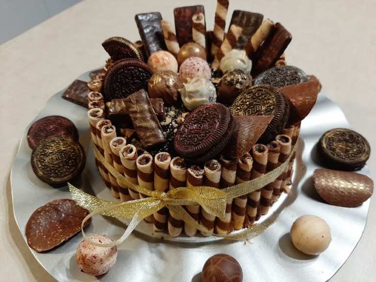 Czekoladowo-truflowy tort z orzechami, solonym karmelem i kremem waniliowym