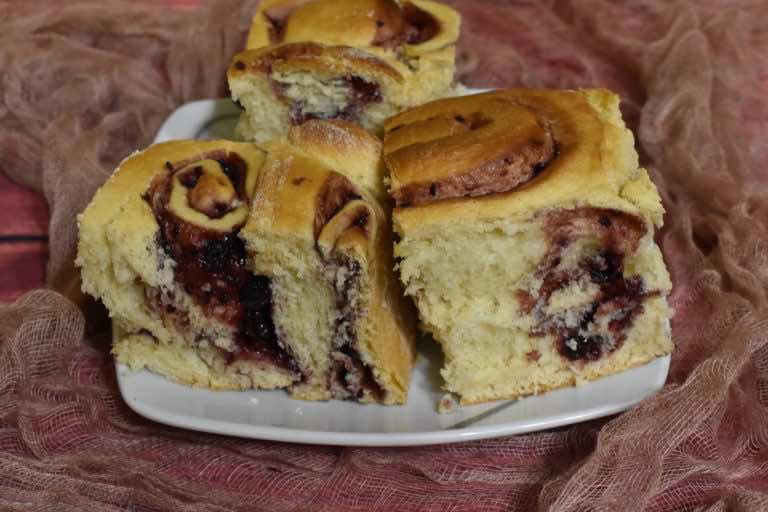 Ślimaczkowa drożdżówka z powidłami