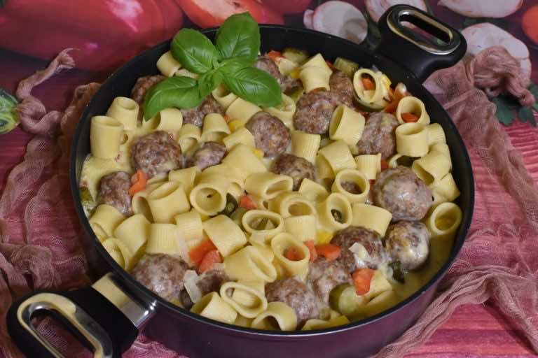 Kuleczki mięsne z makaronem