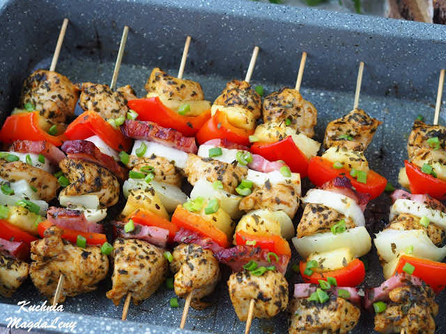 Szaszłyki z piekarnika z kurczakiem i boczkiem