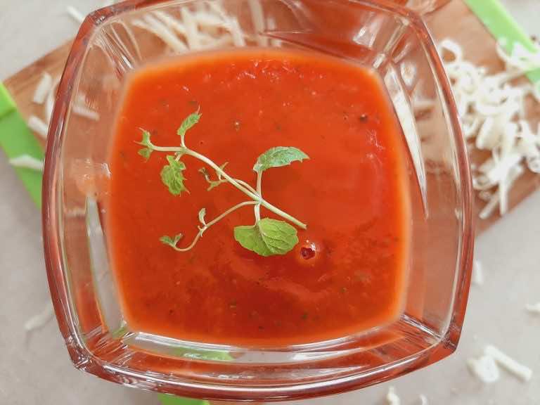 Szybki sos na ciasto do pizzy