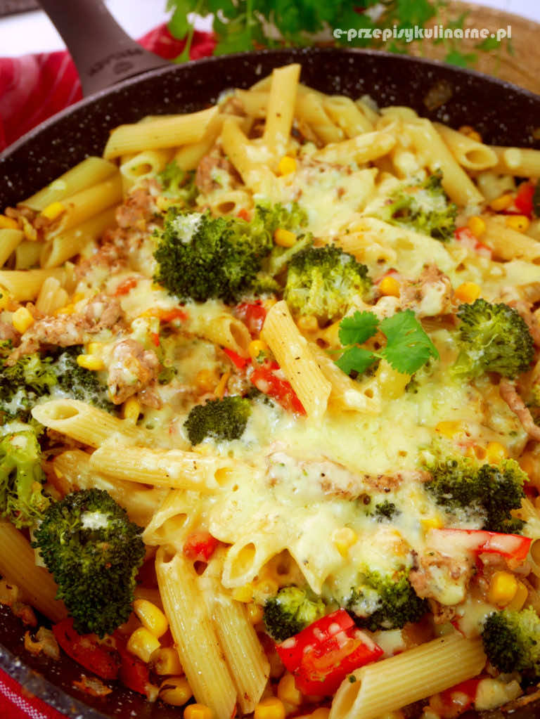 Penne z brokułem i mięsem mielonym – zapiekanka makaronowa z patelni