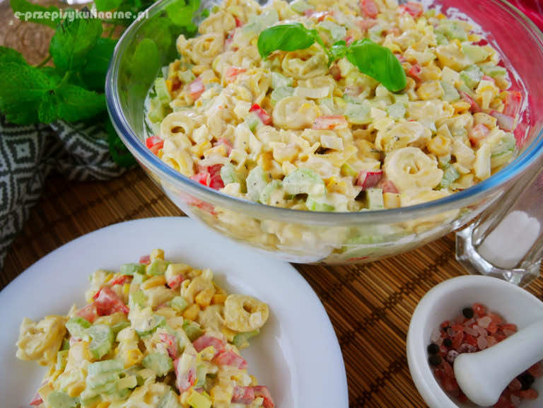 Sałatka z tortellini i selerem naciowym – wyśmienity przepis na sałatkę