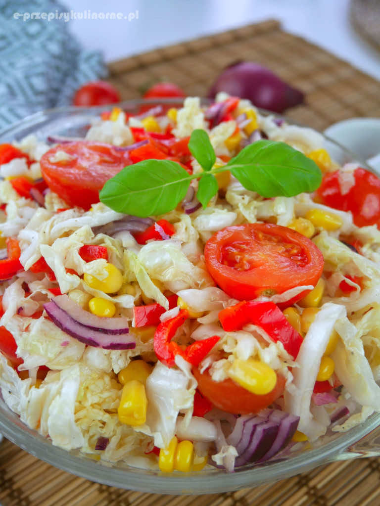 Surówka z kapusty pekińskiej, pomidora i kukurydzy