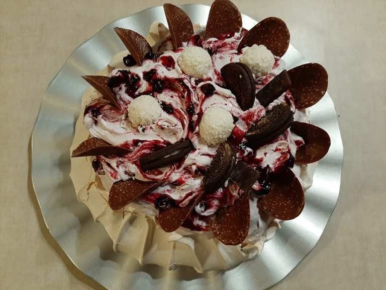 Beza Pavlova z kremem porzeczkowym