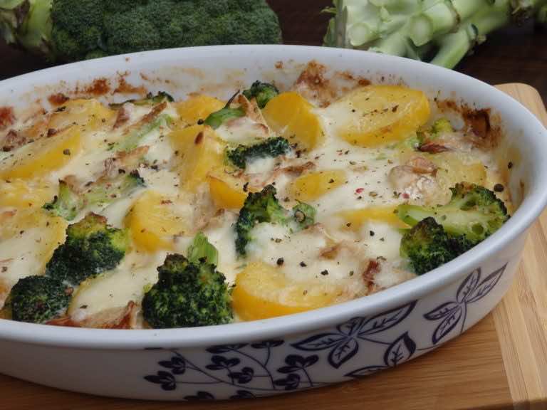 Zapiekanka ziemniaczano-brokułowa z camembertem