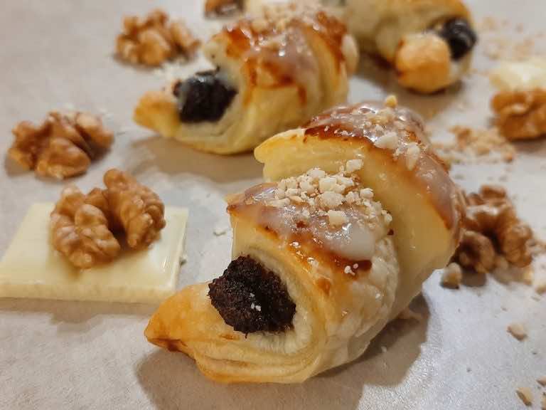 Rogaliki z makiem, białą czekoladą i prażonymi orzechami