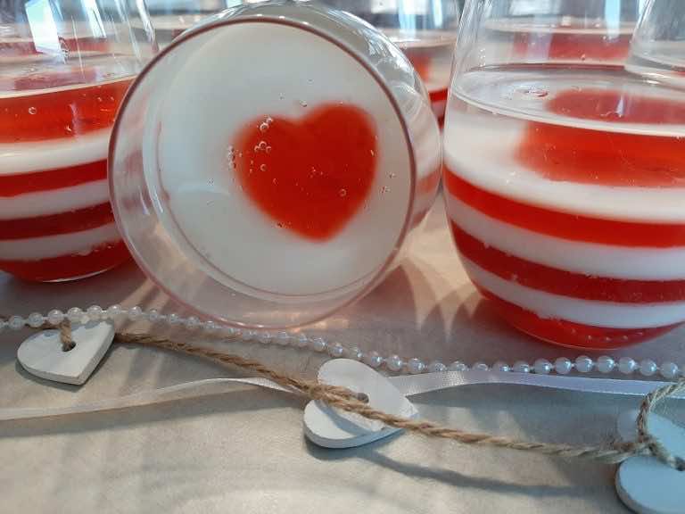 Walentynkowy deser w pucharkach z białej i czerwonej galaretki