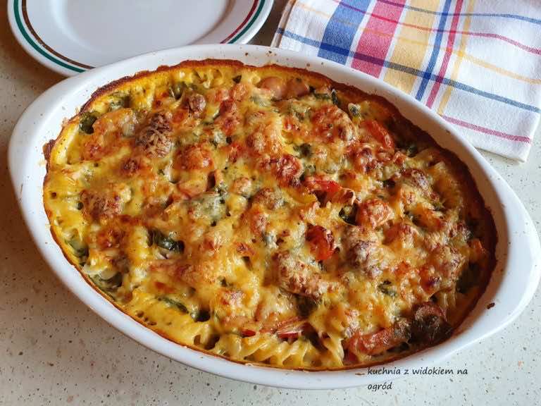 Zapiekanka makaronowa z wędliną, szpinakiem i pomidorkami