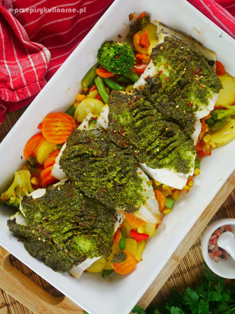 Ryba w warzywach zapiekana z ziołowym pesto