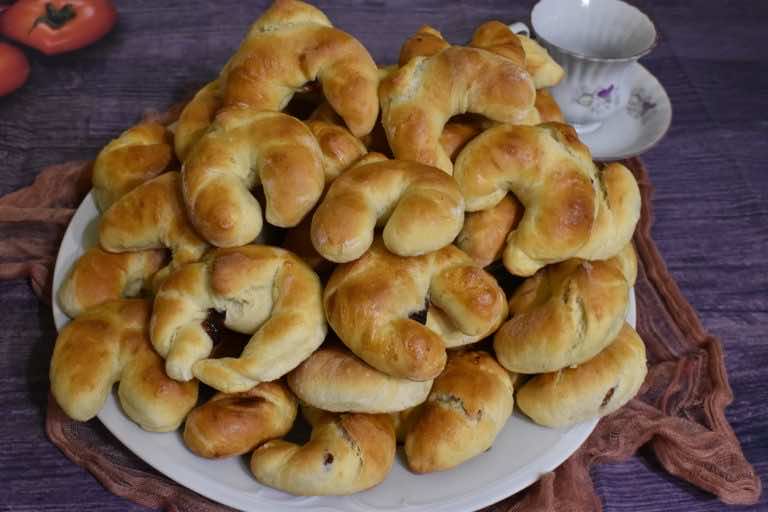 Rogaliki drożdżowe z powidłami