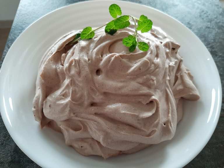 Delikatnie miętowy krem do tortów, deserów i babeczek