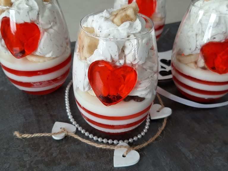 Deser w pucharkach z galaretką, bitą śmietaną i mascarpone