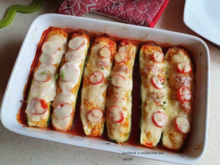 Cukinia faszerowana kurczakiem i kuskusem zapiekana z serami