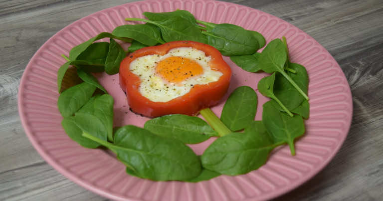 Pomysł na śniadanie na Dzień Kobiet – kwiat z jajka i papryki!