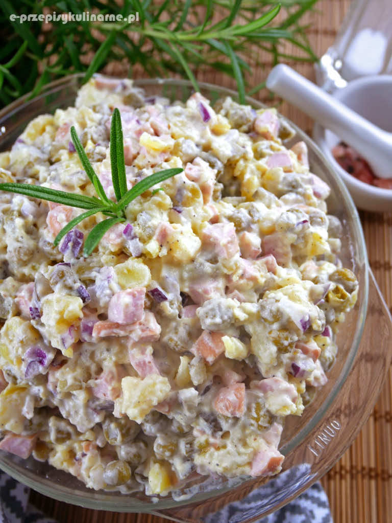 Sałatka z ziemniakami i parówką – prosta i smaczna
