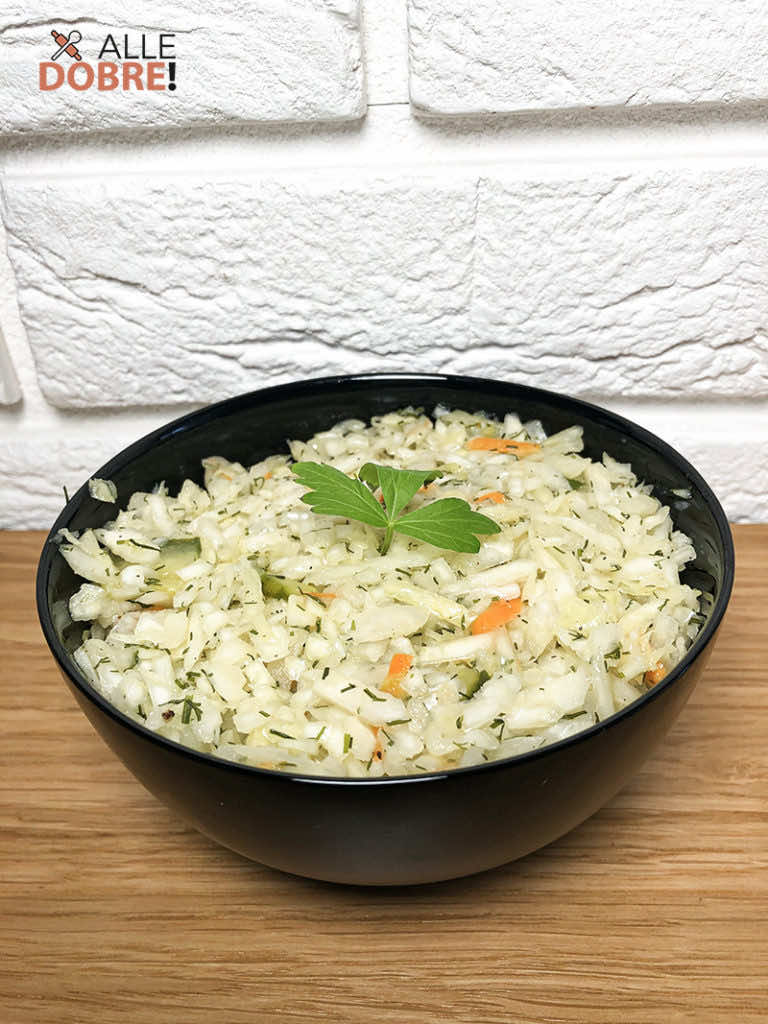 Surówka do obiadu z białej kapusty