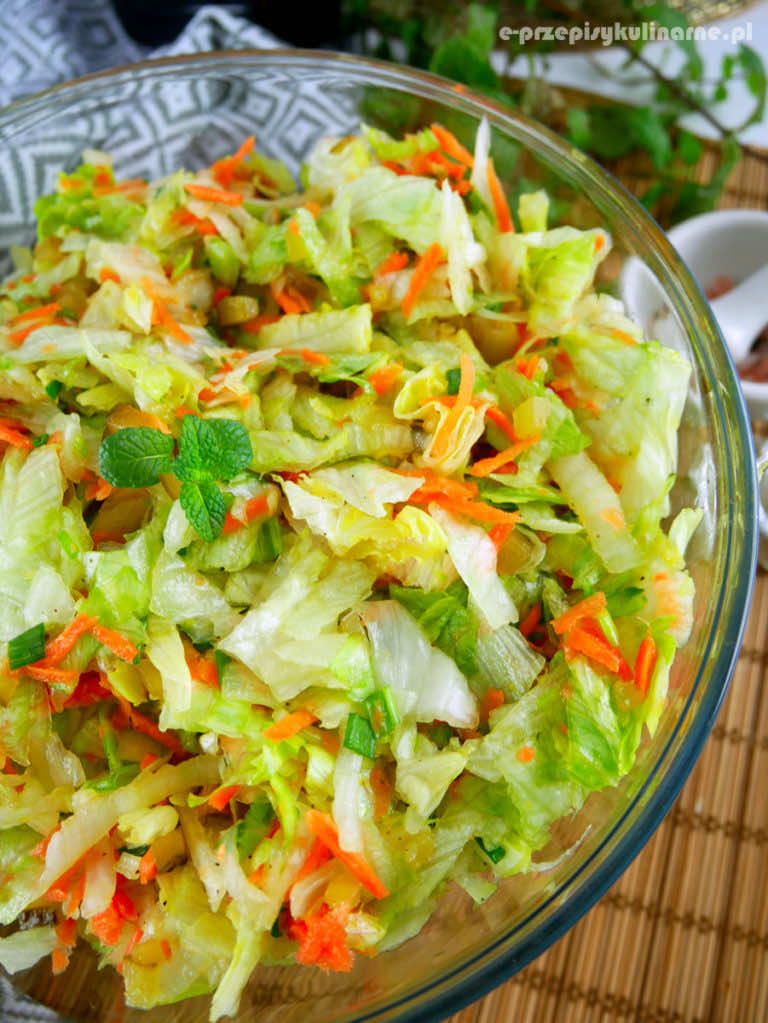 Surówka do obiadu z sałatą, marchewką i ogórkiem