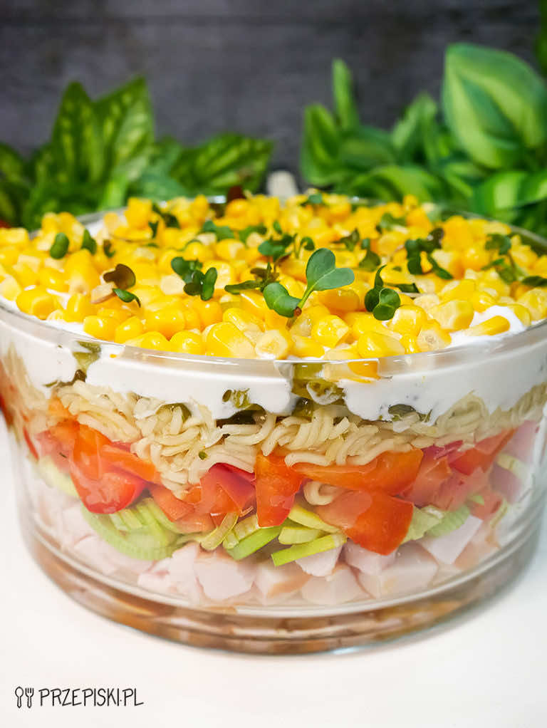 Warstwowa sałatka z zupek chińskich