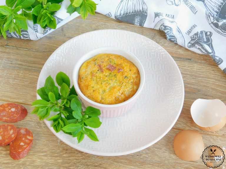 Śniadaniowe muffiny jajeczne z chorizo