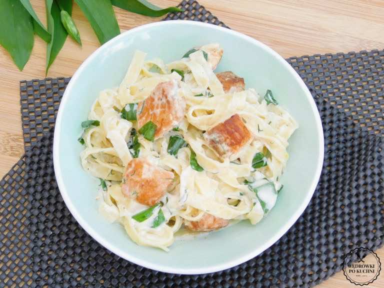 Makaron z łososiem w sosie cytrynowym z czosnkiem niedźwiedzim