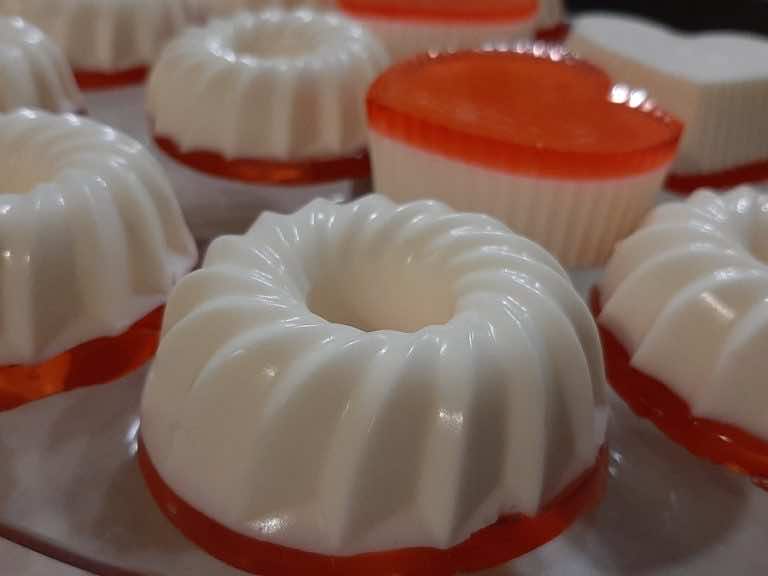 Mini serniczki na zimno z jogurtu greckiego i śmietanki