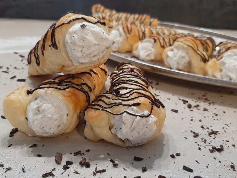 Rurki z ciasta francuskiego z kremem straciatella