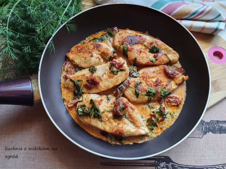 Piersi z kurczaka w sosie z suszonych pomidorów i szpinaku