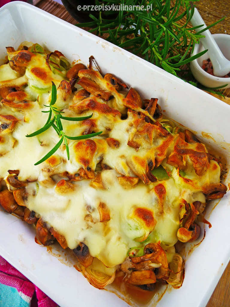 Kurczak zapiekany z pieczarkami i porem – prosty przepis na obiad