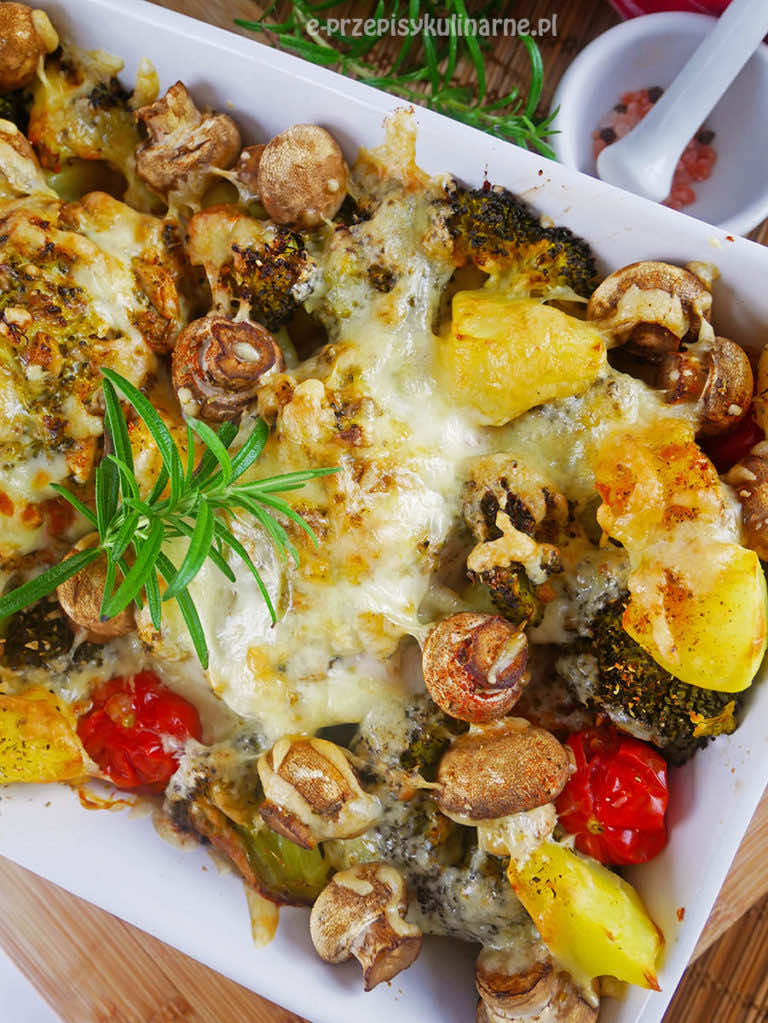 Faszerowana pierś z kurczaka zapiekana z warzywami – przepis na obiad
