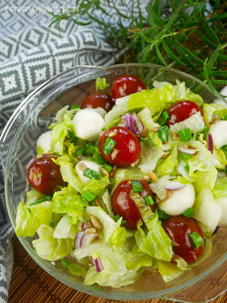 Sałatka z mozzarellą i sałatą lodową – sałatka na grilla w 10 minut