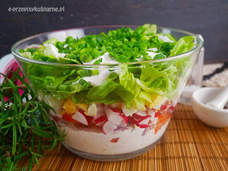 Wiosenna sałatka warstwowa z serkiem wiejskim – szybka i smaczna
