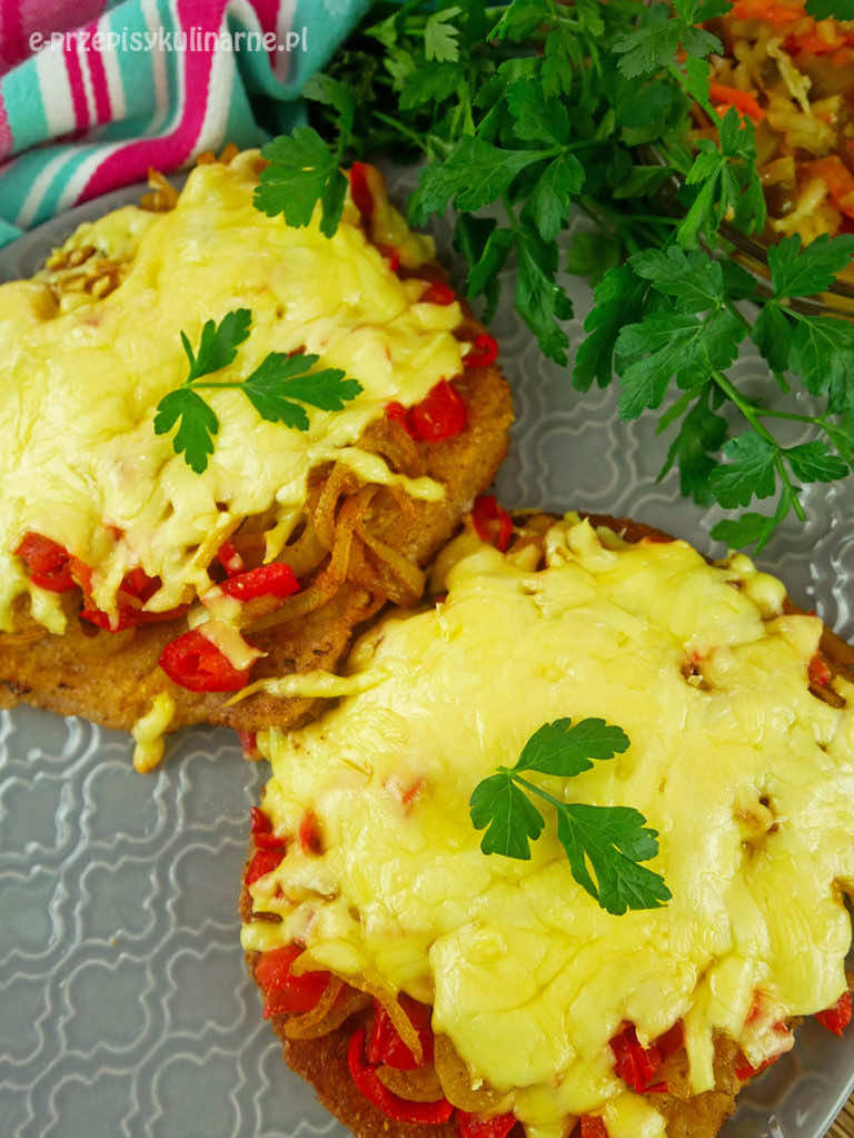 Schabowe pod pierzynką z cebuli i papryki – przepis na pyszne kotlety